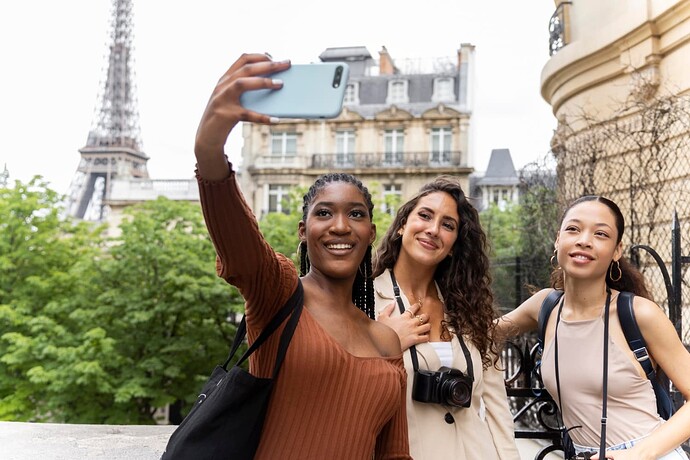 women-traveling-together-france